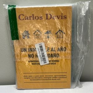 Un Inmueble Al Ano No Hace Dano by Carlos Devis
